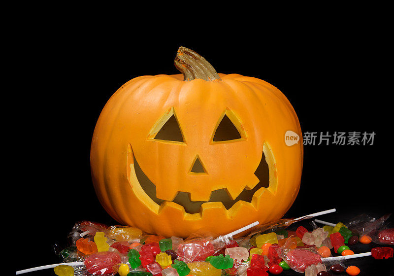 Jack O' Lantern和Candy on Black with Copy Space